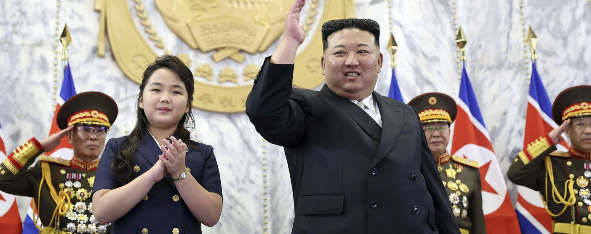 Kim Dzong Un oraz jego córka Kim Dzu Ae podczas wojskowej parady. 6 września 2023 r.