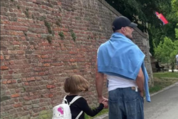 (FOTO) "BEOGRADE, PRELEP SI!" Riki Martin oduševljen Srbijom, šeta na Kalemegdanu sa decom: Kupio šajkaču i srpsku zastavu