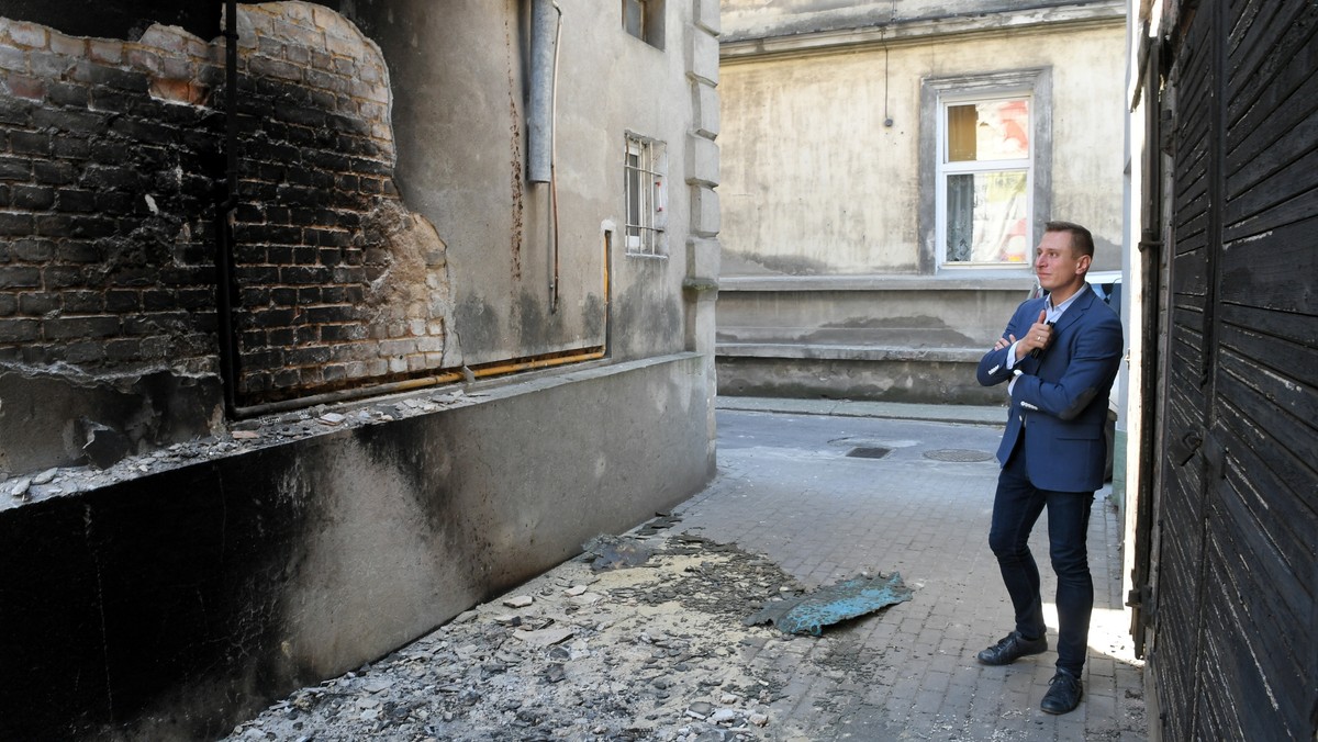 Policja zatrzymała mężczyznę podejrzanego o nieumyślne podpalenie toalety przy inowrocławskiej kamienicy, w której mieszka poseł Krzysztof Brejza - poinformowała dziś rano Komenda Wojewódzka Policji w Bydgoszczy.