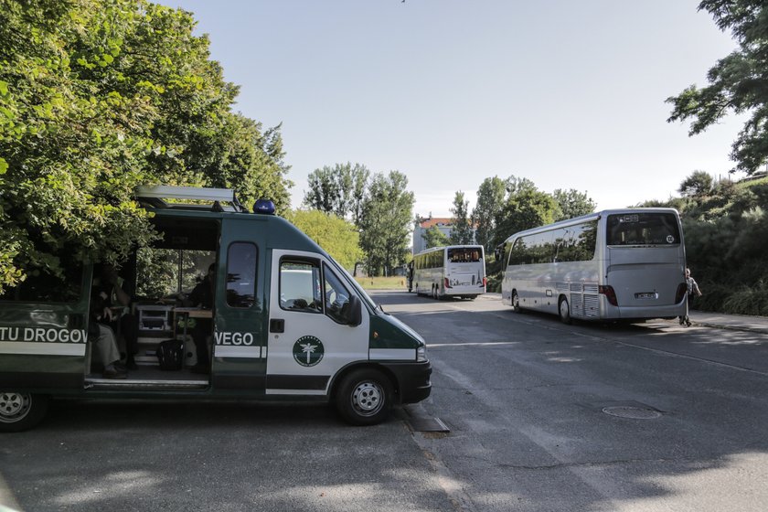 Radiowóz ITD na parkingu przy Wzgórzu Andersa