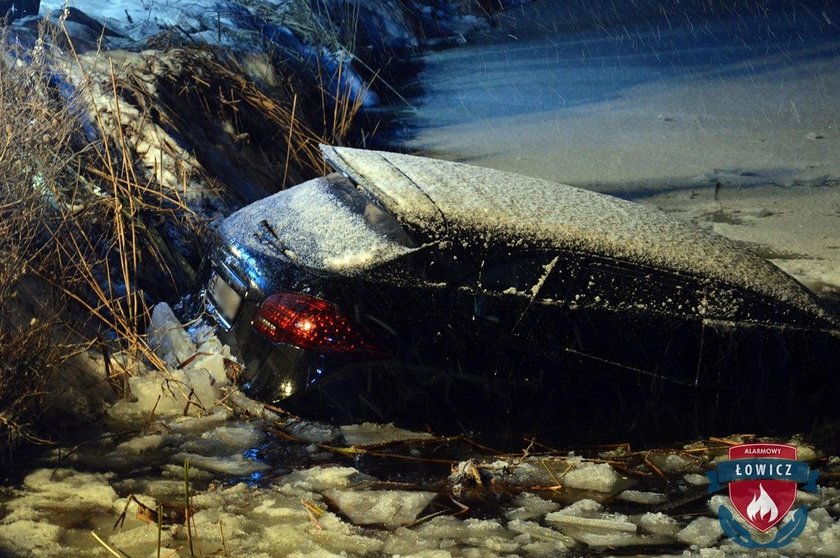 Kierowca wpadł porsche do stawu