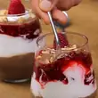 Wegański pudding z kokosem, czekoladą i maliną