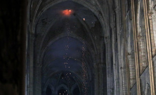 Paryż: Pożar w Notre Dame. Struktura i fasada katedry ocalone. Macron obiecuje odbudowę