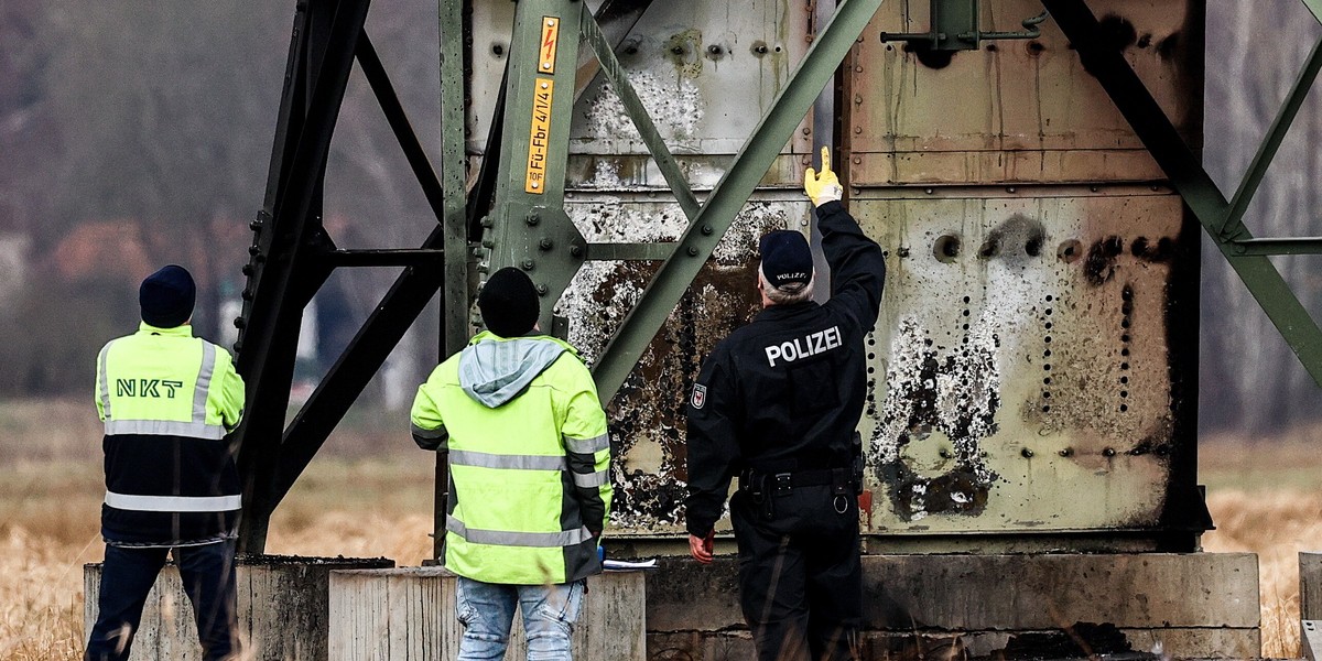 Grupa aktywistów podpaliła słup wysokiego napięcia w pobliżu fabryki Tesli w Niemczech