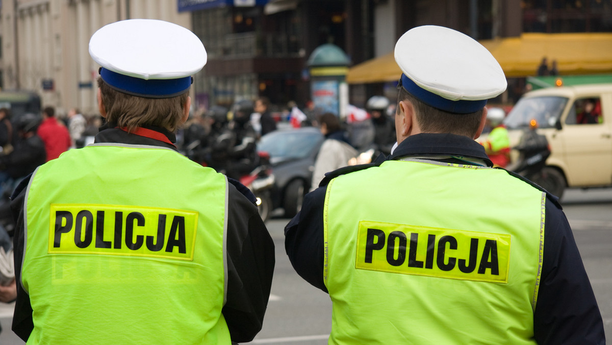 Krakowska policja zatrzymała dwóch mężczyzn, który włamali się do siedziby firmy sprzątającej i ukradli sprzęt warty kilkadziesiąt tysięcy złotych. Sprawcy zostali złapani, kiedy powtórnie przyjechali na miejsce kradzieży, z zamiarem złupienia kolejnych partii towaru. Grozili ochroniarzowi bronią.