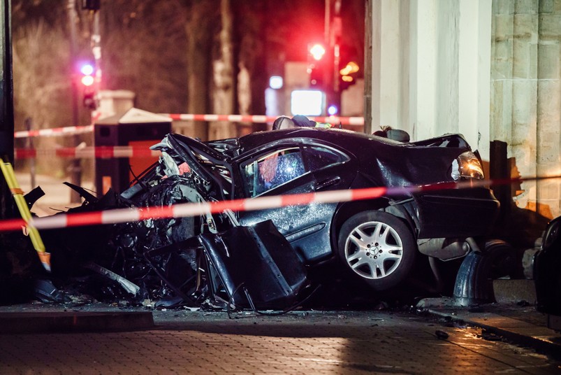 Mercedes uderzył w jedną z potężnych kolumn Bramy Brandenburskiej. Do zdarzenia doszło ok. godziny 23.30 w niedzielę. Policja zabezpieczyła ślady...