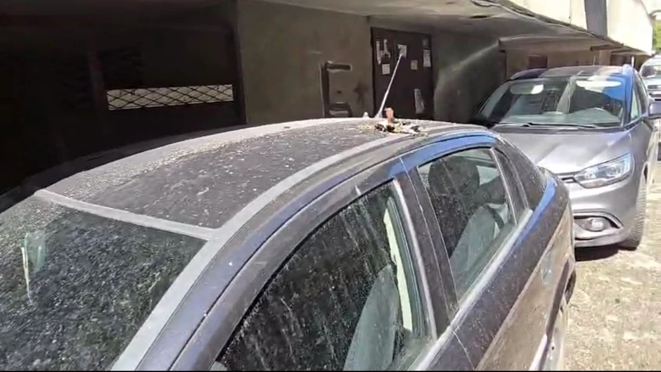Ostaci požara završili na ulici i na automobilima ispred zgrade