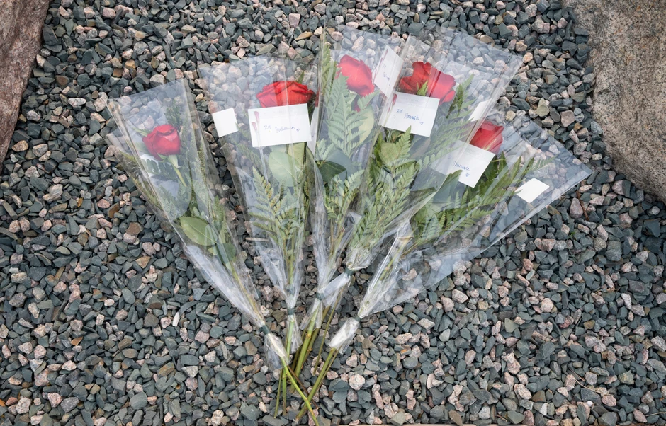 Ruže sa imenima pet žrtava implozije "Titana" na obali Njufaundlenda