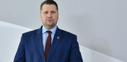 Dyrektor liceum zakazał uczniom używania symbolu Strajku Kobiet. Minister Czarnek odznaczył go medalem