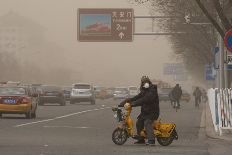 Żółte niebo nad Pekinem - smog i burza piaskowa