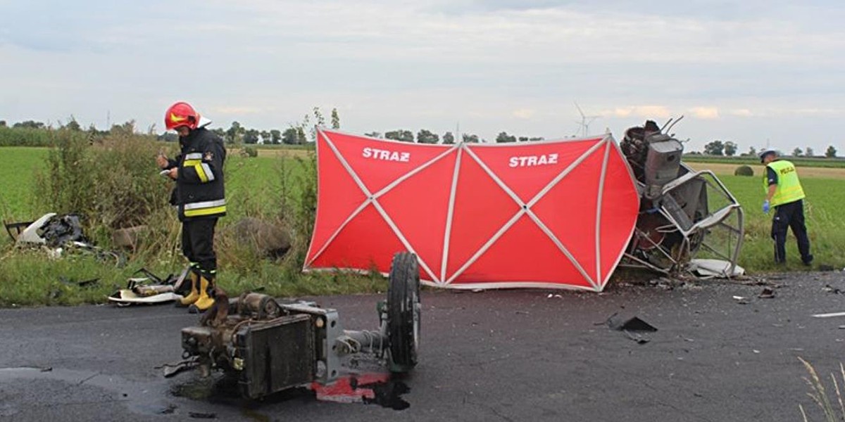 Dwaj motocykliści uderzyli w traktor. Jeden z nich zginął na miejscu. Siła uderzenia była tak potężna, że ciągnik dosłownie się rozsypał