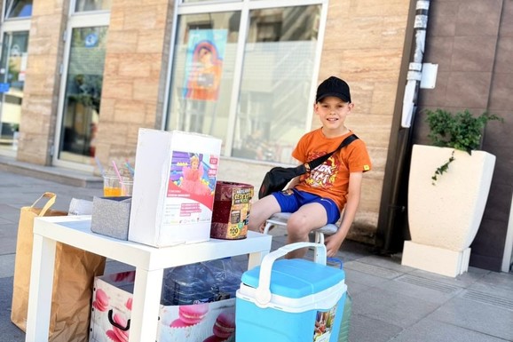 (FOTO) POMOZIMO HELENI DA POBEDI OPAKU BOLEST Nikola (9) po vrućini prodaje limunadu kako bi skupio novac za lečenje svoje sestre