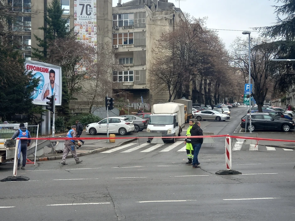 Za saobraćaj je zatvorena Palmotićeva ulica, odnosno Milana Kašanina kako joj je novo ime 