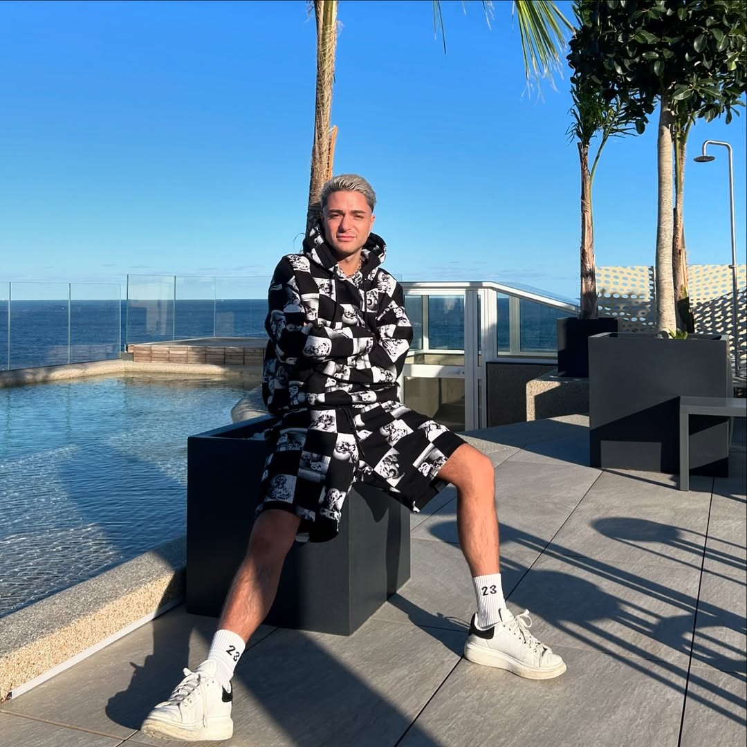 Spevák a influencer David Key.