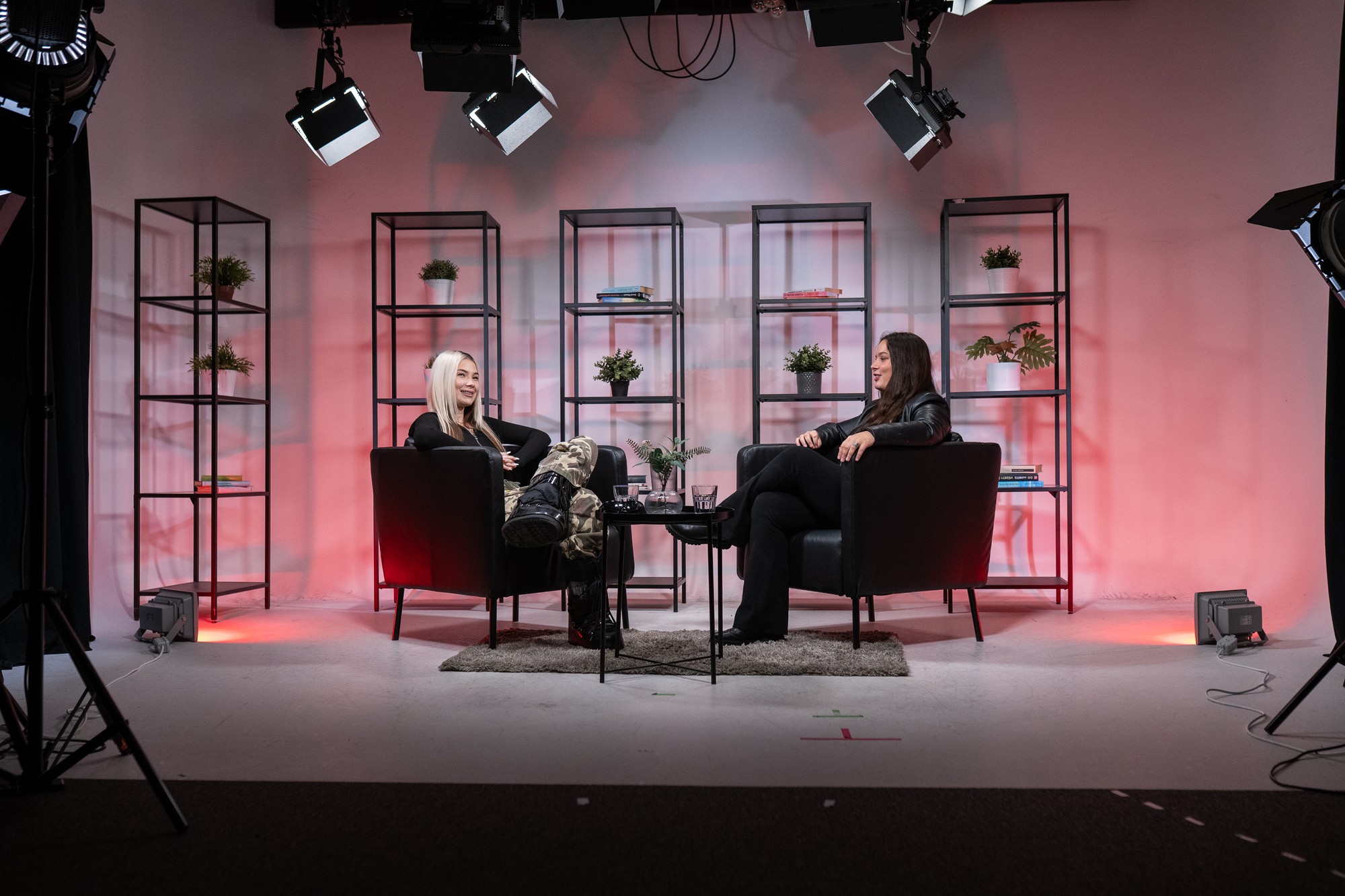 Speváčka Veronika Adamičková alias Ronie a Teri Čikoš.