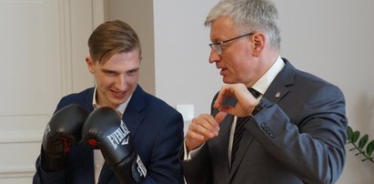 Prezydent oddał swoje rękawice bokserskie