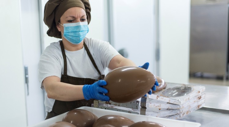 Húsvéti csokitojásokat készítenek egy torinói gyárban, a Boella & Sorrisi manufakturában