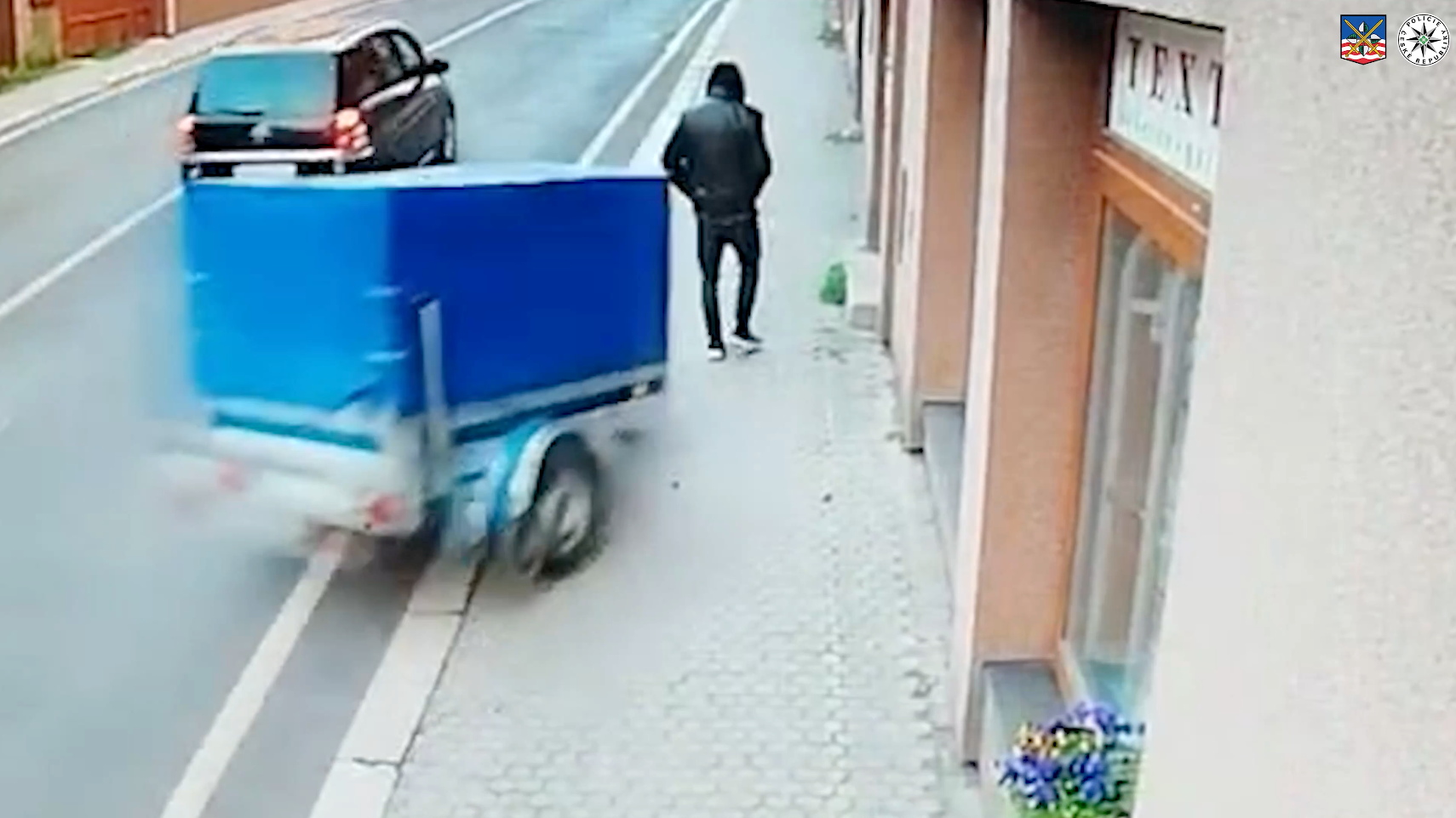 Prívesný vozík zmietol muža z chodníka