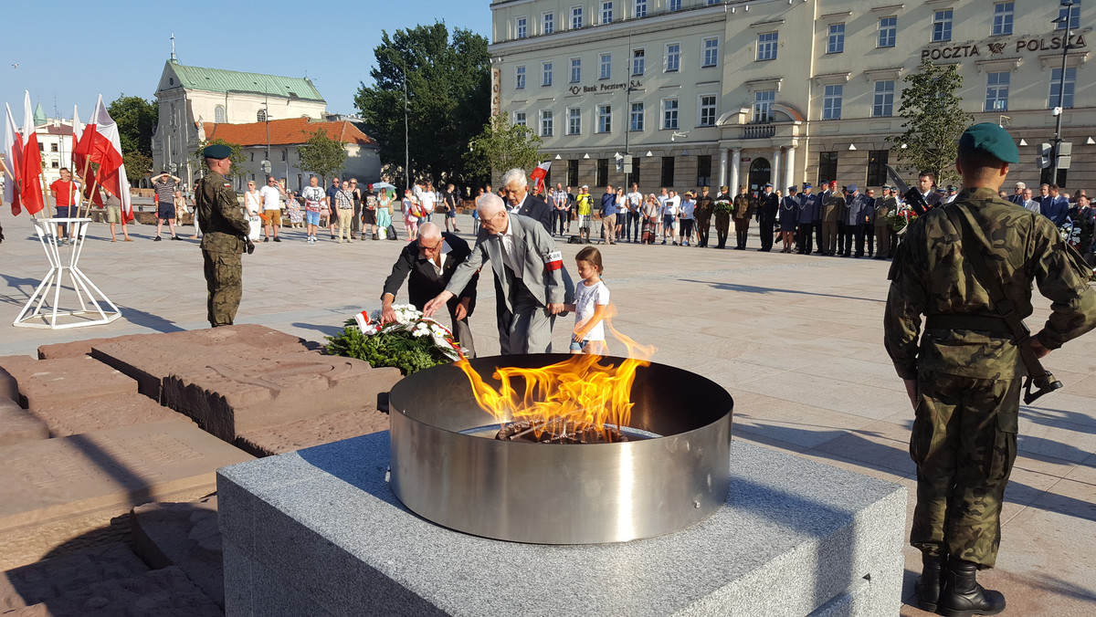 Na placu Litewskim odbyły się uroczyste obchody upamiętniające 73. rocznicę Powstania Warszawskiego.- Oddajemy cześć tym, którzy oddali swoje życie za wspólne marzenie swego pokolenia, czyli za wolność naszej ojczyzny – powiedział Ryszard Kister, prezes okręgu Światowego Związku Żołnierzy Armii Krajowej w Lublinie.