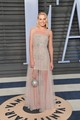 Margot Robbie a 2018-as Vanity Fair Oscar afterpartin egy lenyűgöző Chanel Haute Couture ruhára cserélte a díjátadón viselt, szintén Chanel kreációját. Az áttetsző, flitterekkel díszített ruhát Karl Lagerfeld tervezte, amely elegáns, kifinomult megjelenést kölcsönzött a színésznőnek.