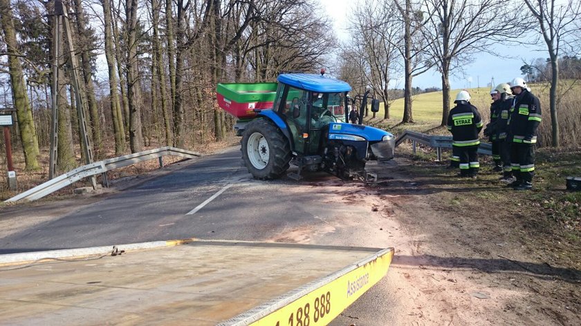 W Krasnej Górze BMW zderzyło się z traktorem