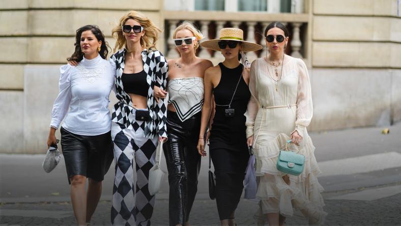 Gili Biegun, Natalia Verza, Justyna Czerniak, Xiayan, Gabriella Berdugo. Influencerki, blogerki, redaktorki modowe w drodze na pokaz Chanel podczas Paris Fashion Week 2021 