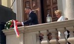 Andrzej Duda złożył kwiaty pod pomnikiem, na którym aktywiści LGBT zawiesili flagę