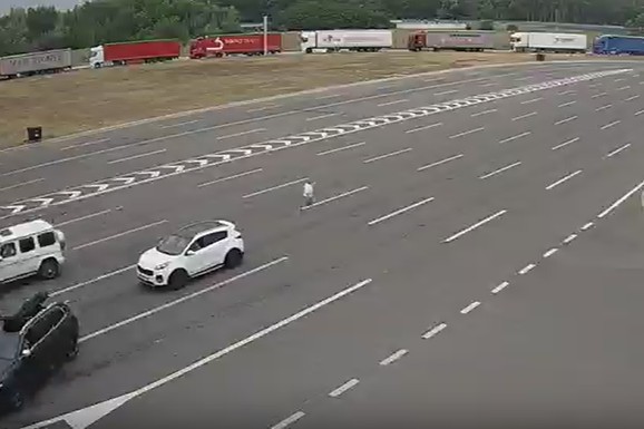 PUTNICI OVDE ČEKAJU 20 MINUTA DA PREĐU GRANICU! Oglasio se AMSS, evo na kojim prelazima su najveće gužve