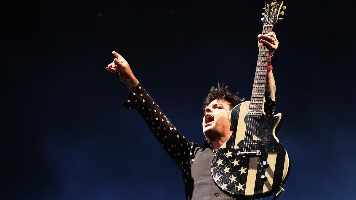 Grupa Green Day wydała oświadczenie w sprawie swojego piątkowego występu na hiszpańskim festiwalu Mad Cool. Zespół odnosi się do negatywnych komentarzy po tym, jak wystąpił na imprezie, mimo że kilkadziesiąt minut wcześniej na scenie zginął akrobata. Okazuje się, że grupa nie wiedziała o całym zajściu. "Nie jesteśmy bez serca" - czytamy w ich oświadczeniu.