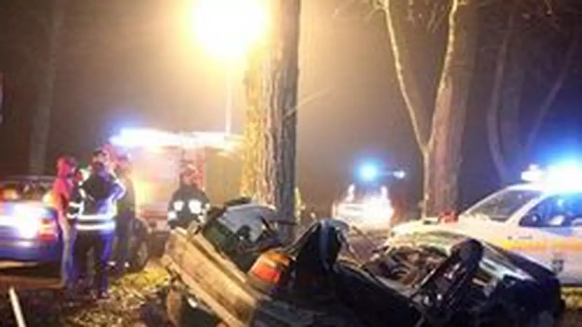 Volkswagen Golf na drzewie, zginęły 2 dziewczyny