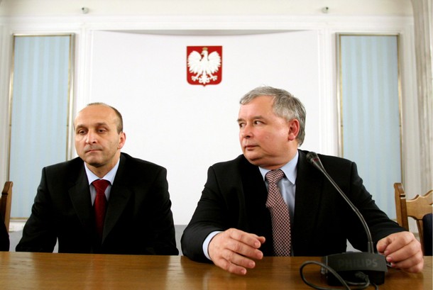 10 listopada 2005 r. Prezes PiS Jarosław Kaczyński i nowy premier Kazimierz Marcinkiewicz tuż po uzyskaniu wotum zaufania