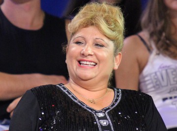 LJUBAVNICU ISTERALA MOTKOM! Pevačica (66) od zabranjenog hita sagradila 3 kuće, a muža uvatila u prevari 