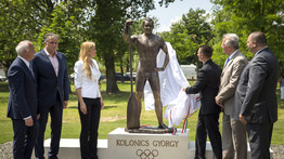 Sétányt és szobrot avattak a tragikusan elhunyt olimpiai bajnok tiszteletére Csepelen - fotók