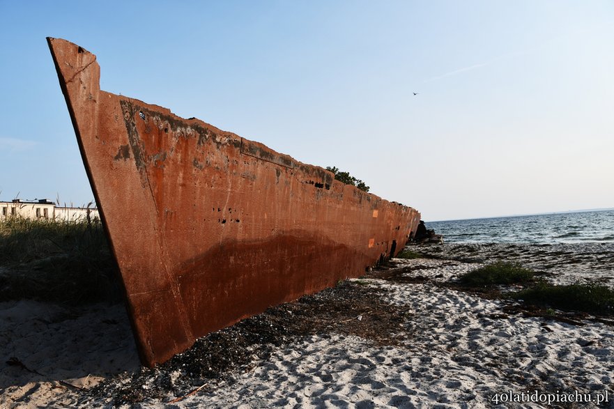 Porzucony obok Portu Marynarki Wojennej na Helu wrak ORP Grom II, 12.08.2020