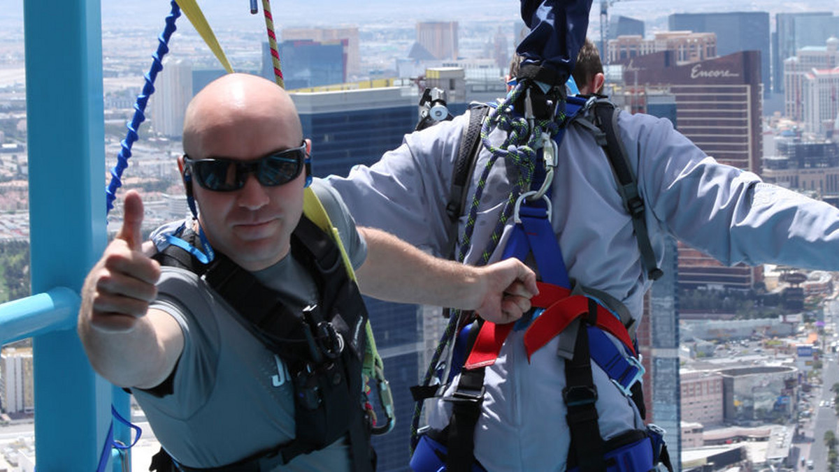 Wymyślony w Nowej Zelandii SkyJump to połączenie skoku na bungee i zjazdu na linie. W Las Vegas można skoczyć z rekordowej wysokości - 260 metrów.
