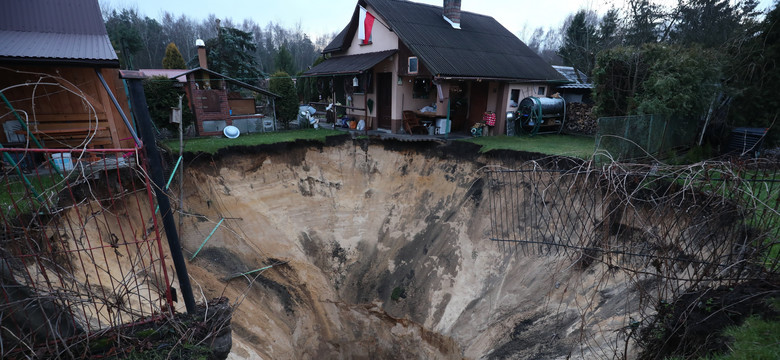 Dół jak krater po meteorycie w Trzebini. "Wszystko zapadło się na moich oczach" [ZDJĘCIA]