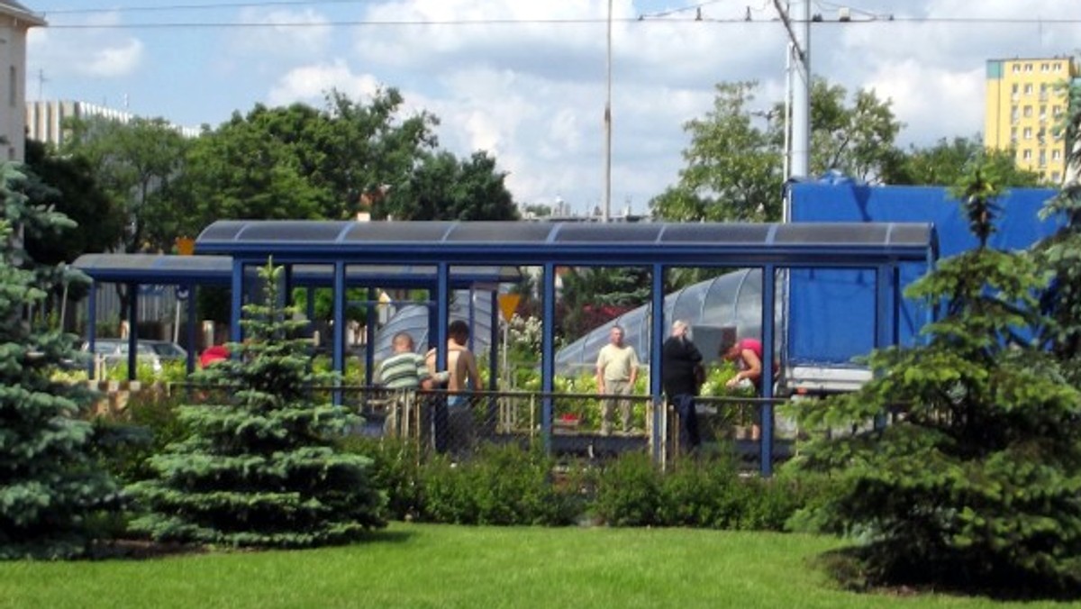 Drogowcy postanowili zadbać o oczekujących na tramwaj pasażerów na Rondzie Jagiellonów. W sobotę 8 czerwca zaczęli montować wiaty w miejscu, gdzie zastępczo na czas remontu zatrzymują się tramwaje.