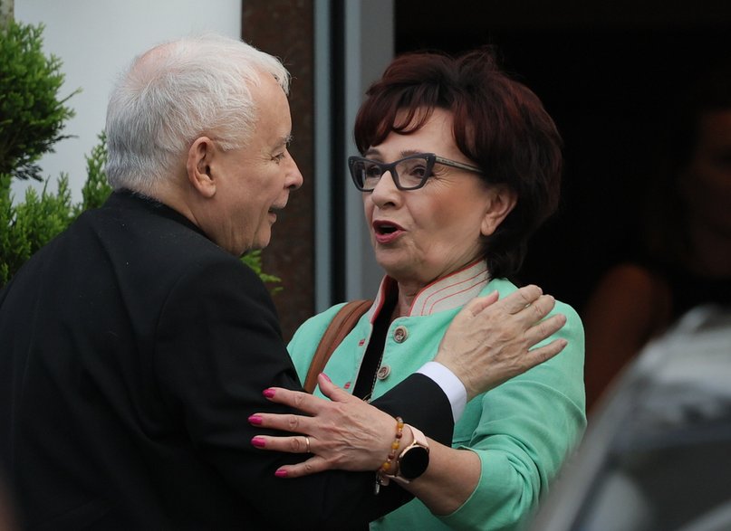 Elżbieta Witek, Jarosław Kaczyński w drodze na spotkanie prezydenta z klubem parlamentarnym Prawa i Sprawiedliwość, 22 lipca 2025 r.