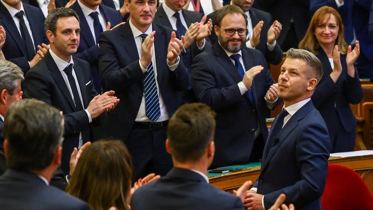 Peter Magyar zožal standing ovation, keď sa stal novým maďarským premiérom, v parlamente v Budapešti, Maďarsko, 9. mája 2026.