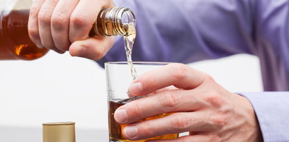 Czy pandemia koronawirusa sprawia, że pijemy więcej alkoholu?