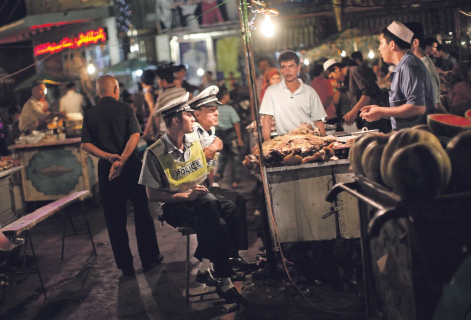 Neznatan broj Han Kineza koji i dalje žive u Kašgaru uglavnom su policajci ili špijuni koji love svakog pobunjenika ili protivnika vlasti.