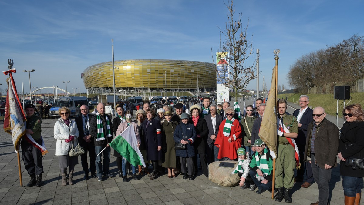 Trzy dęby ku czci ofiar Zbrodni Katyńskiej zasadzono w Gdańsku na promenadzie obok stadionu Energa Gdańsk, na którym gra drużyna miejscowej Lechii. Uhonorowani oficerowie byli działaczami i piłkarzami najstarszego polskiego klubu piłki nożnej Lechii Lwów.