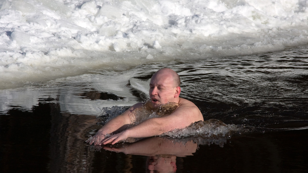 Ponad tysiąc "morsów" weszło w niedzielę w Mielnie (Zachodniopomorskie) do Bałtyku. Wspólna kąpiel była finałem IX Międzynarodowego Zlotu Morsów. Temperatura wody podczas kąpieli wynosiła 0 stopni Celsjusza, temperatura powietrza minus 5,5.
