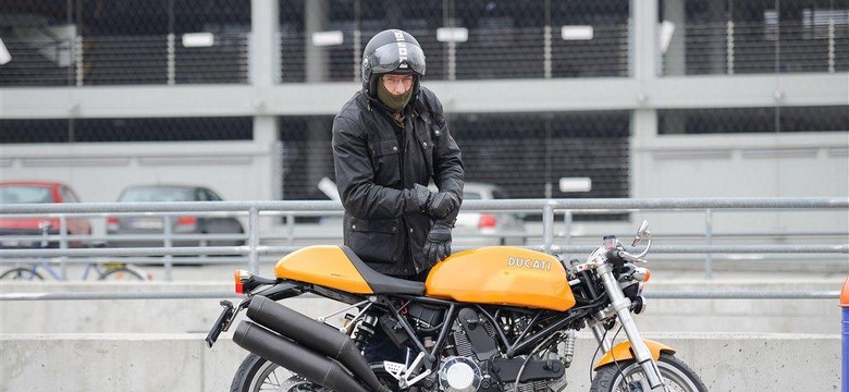 Zobacz, jak Hubert Urbański szaleje na motorze!