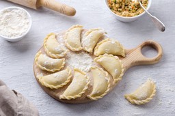 idealne ciasto na pierogi. wystarczą tylko trzy składniki. to ciasto na pierogi zawsze wychodzi