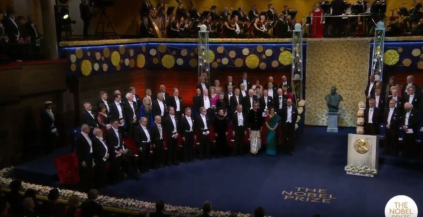 Svi dobitnici Nobelove nagrade na početku ceremonije 