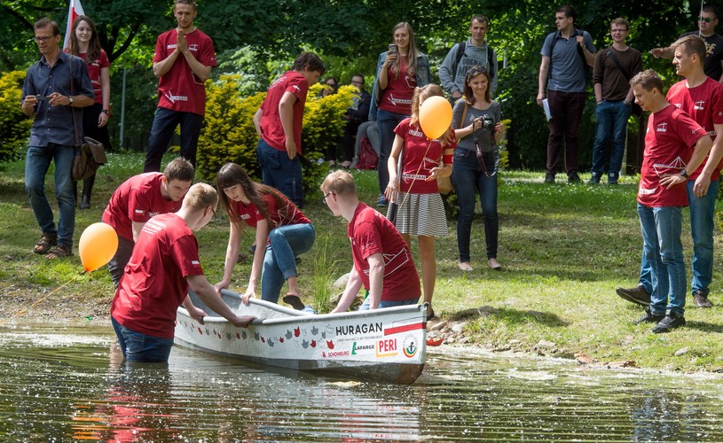 Kajak z betonu studentów z koła naukowego Żuraw przy Katedrze Budownictwa betonowego Wydziału Budownictwa, Architektury i Inżynierii Budownictwa Politechniki Łódzkie - (sj) PAP/Grzegorz Michałowski