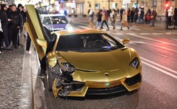 Złote lamborghini właściciela klubów Cocomo rozbite w Warszawie. "Kierowca nic sobie z tego wypadku nie robił" [ZDJĘCIA]