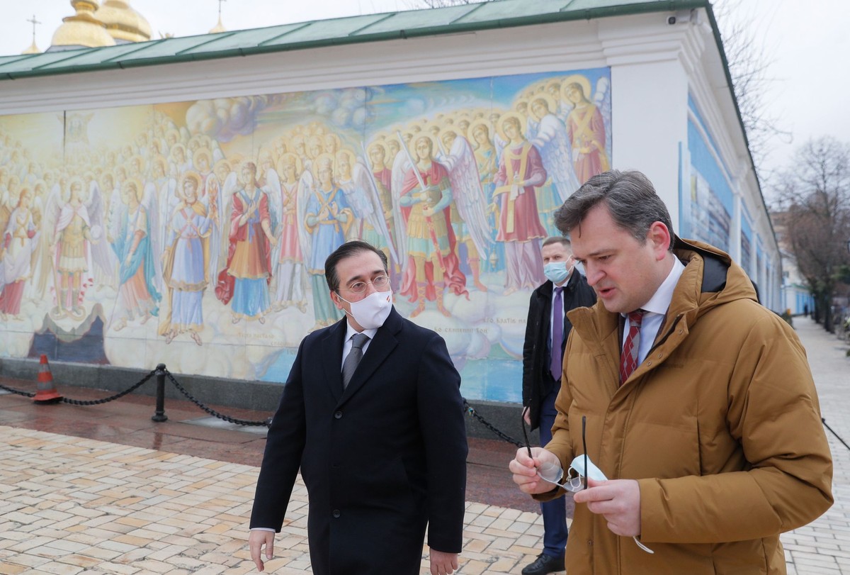 Ministrowie Dmytro Kuleba (P) i Jose Manuel Albares (L)