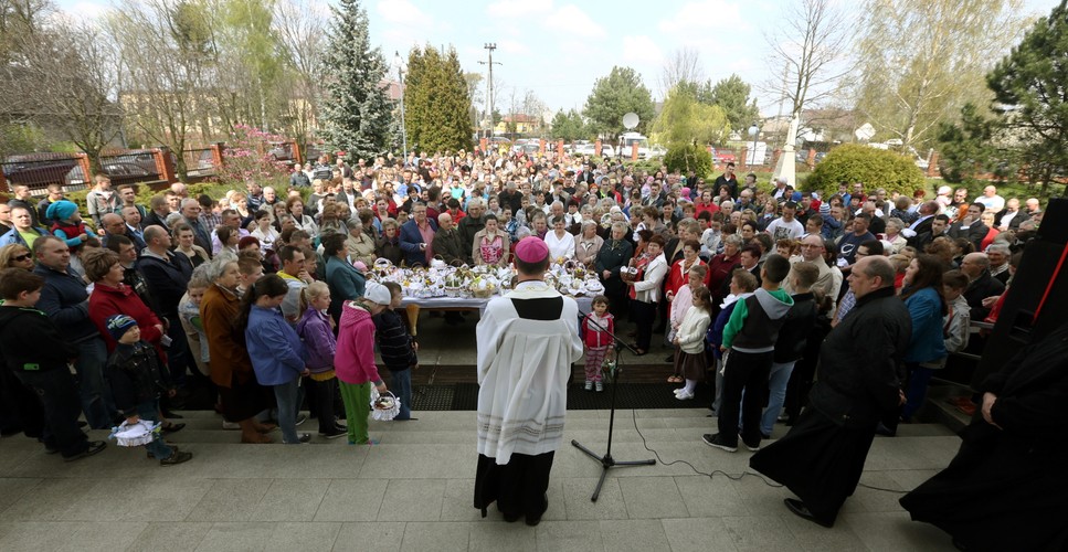 Poświęcenie pokarmów przed kościołem w Jasienicy